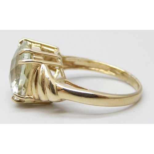 7055 - A 9ct gold stone set ring, 3.9g, N