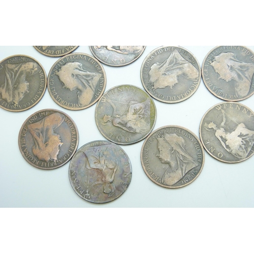 7208 - A collection of approximately 35 Queen Victoria 19th Century pennies, 1880s