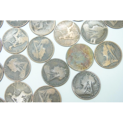 7208 - A collection of approximately 35 Queen Victoria 19th Century pennies, 1880s