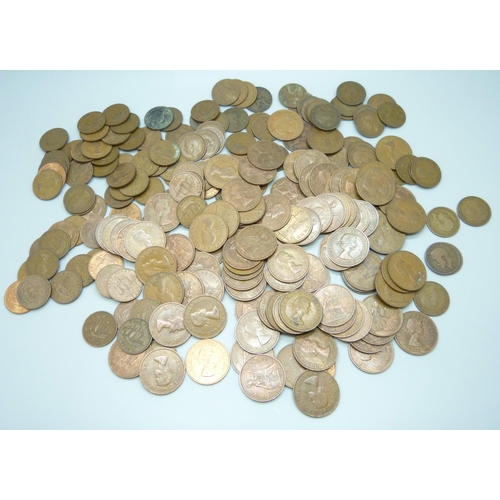 7209 - Approximately 60 Elizabeth II half pennies, together with approximately 50 George V half pennies