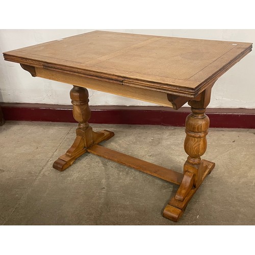 222 - An early 20th Century oak draw leaf table