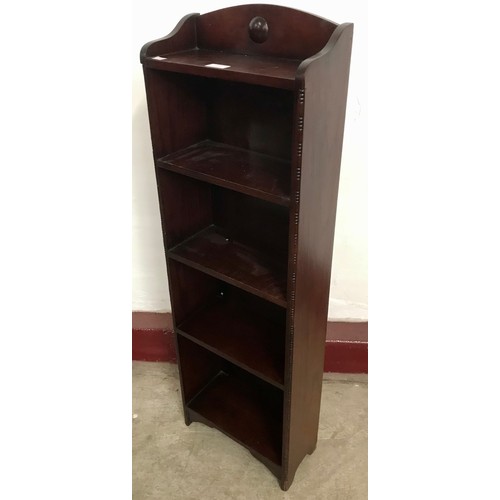 212 - An early 20th Century oak open bookcase