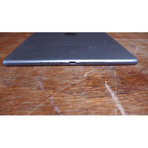 6130 - Apple ipad Air 2 16gb (model:MH2U2B/A)  *This lot is subject to VAT
