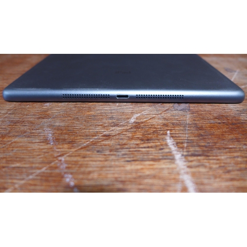 6134 - Apple ipad Air 16gb (model:MD791B/B)  *This lot is subject to VAT