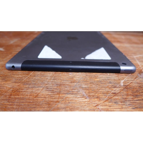 6139 - Apple ipad Air 16gb (model:MD791B/A) *This lot is subject to VAT