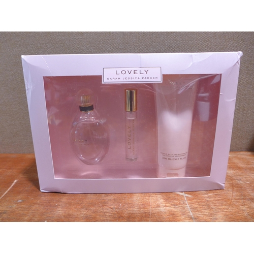 6158 - Three Sarah Jessica Parker love giftsets   (354-92) *This lot is subject to VAT