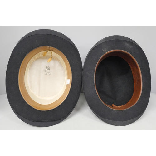 2146 - A vintage Dunn & Co London silk lined gentleman's hat measuring approximately 20cm internally and 16... 