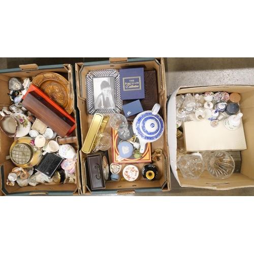 2167 - A collection of assorted items including a Waterford crystal photo frame, other glassware, a set of ... 
