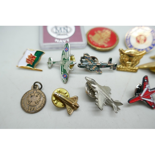 2173 - A collection of badges including aircraft pin badges