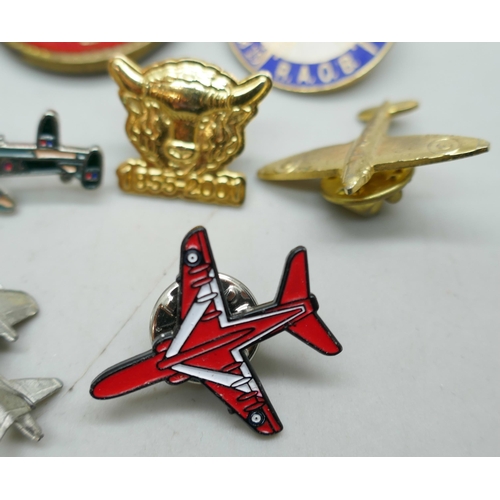 2173 - A collection of badges including aircraft pin badges
