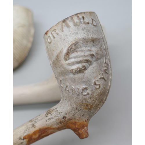 2174 - A clay pipe marked For Auld Lang Syne and three other pipes, (‘three others’ a/f)