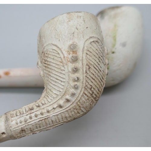 2174 - A clay pipe marked For Auld Lang Syne and three other pipes, (‘three others’ a/f)