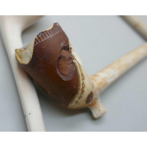 2174 - A clay pipe marked For Auld Lang Syne and three other pipes, (‘three others’ a/f)
