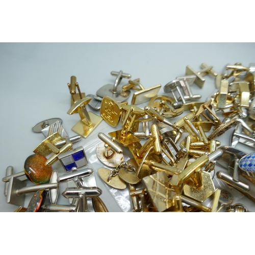 2175 - A collection of approximately 55 pairs of cufflinks