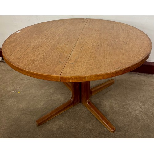 95 - A Danish Vejle Møbelfabrik teak circular dining table