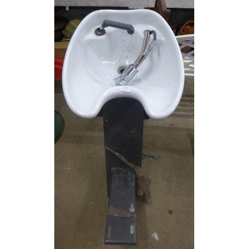 5231 - A Salon hair washing basin on a pedestal base