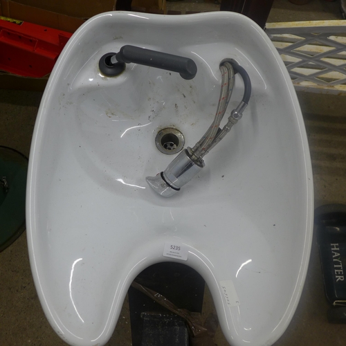 5231 - A Salon hair washing basin on a pedestal base