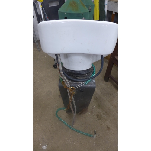 5231 - A Salon hair washing basin on a pedestal base