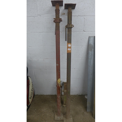 5206 - 2 x SGB ceiling props and 2 small trench props