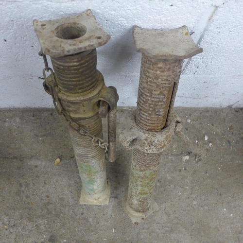 5206 - 2 x SGB ceiling props and 2 small trench props