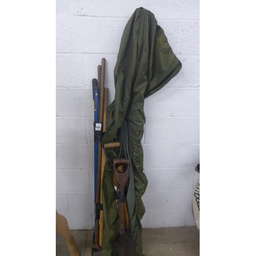 5208 - A quantity of garden tools