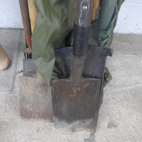 5208 - A quantity of garden tools