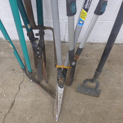 5212 - A quantity of garden tools, fork, loppers, etc.