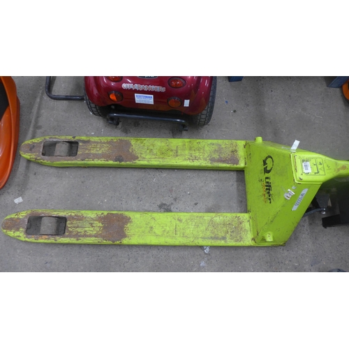 5229 - A 2500kg hand pump pallet truck