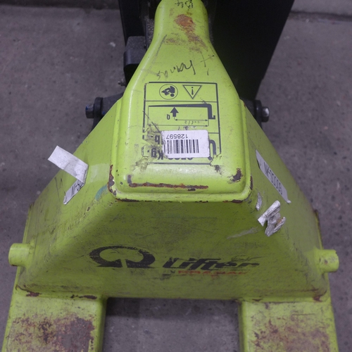 5229 - A 2500kg hand pump pallet truck