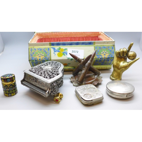2072 - A tin of assorted items, including sovereign holder, trench art, pen holder, etc.