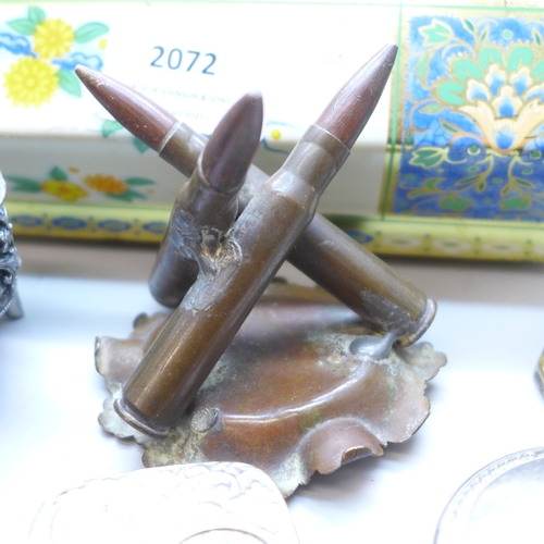 2072 - A tin of assorted items, including sovereign holder, trench art, pen holder, etc.