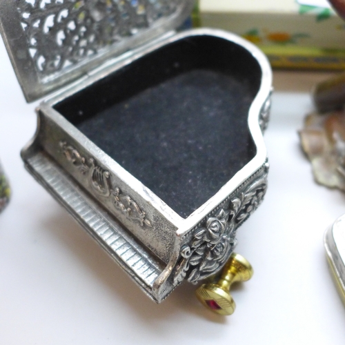 2072 - A tin of assorted items, including sovereign holder, trench art, pen holder, etc.