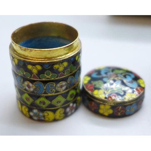 2072 - A tin of assorted items, including sovereign holder, trench art, pen holder, etc.