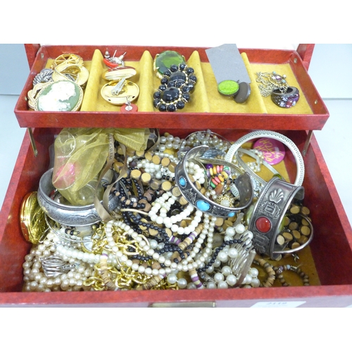 2119 - Assorted costume jewellery