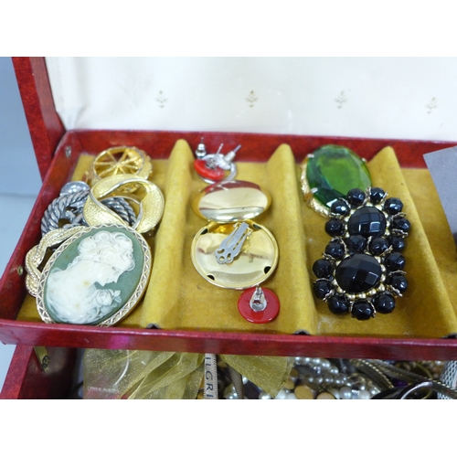 2119 - Assorted costume jewellery