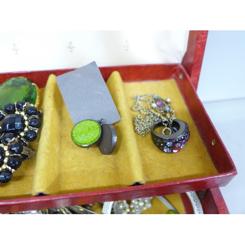 2119 - Assorted costume jewellery