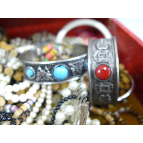 2119 - Assorted costume jewellery