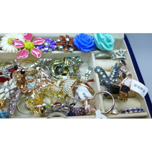 2078 - A box of costume jewellery, mostly rings