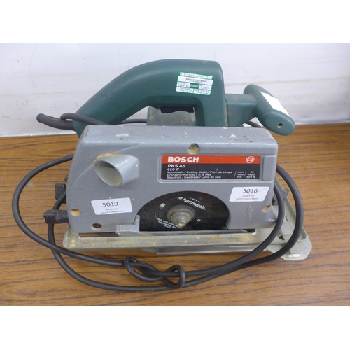 5019 - A quantity of power tools including a Bosch PKS-46 240v circular saw, a Bosch professional GBH -D 11... 