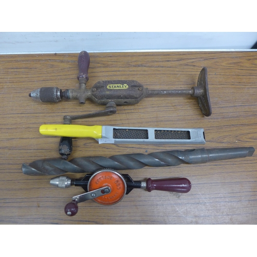 5056 - A tray of assorted tools including manual drills, large drill bit, hammer, etc.