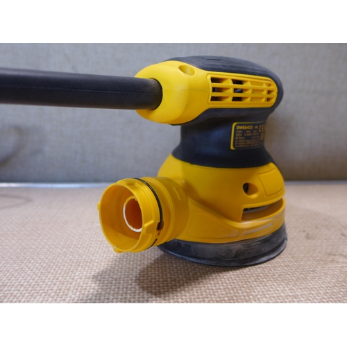 6126 - Fitbit versa 4 black, original RRP £144.99 + VAT (354-219) *This lot is subject to VAT