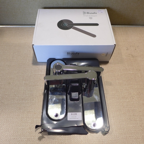 6128 - Gillette intimate hair trimmer (354-569) *This lot is subject to VAT