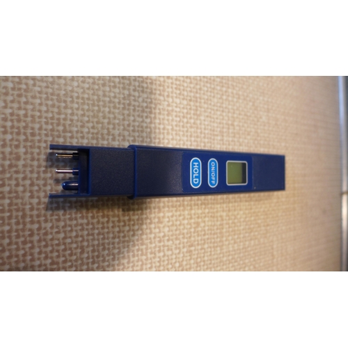 6144 - Apple ipad Air 16gb (model:MD791B/B)  *This lot is subject to VAT