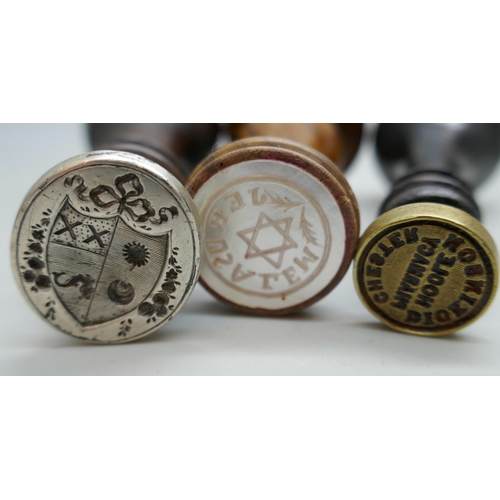 2104 - A collection of turned wooden handled wax seals, examples with coat of arms and stag. Tallest measur... 
