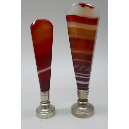 2107 - Two circular wax seals with agate handles. Tallest measures approximately 8cm