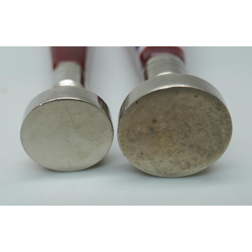2107 - Two circular wax seals with agate handles. Tallest measures approximately 8cm