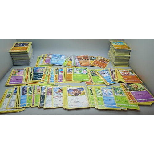2142 - A collection of approximately 600 Pokemon cards