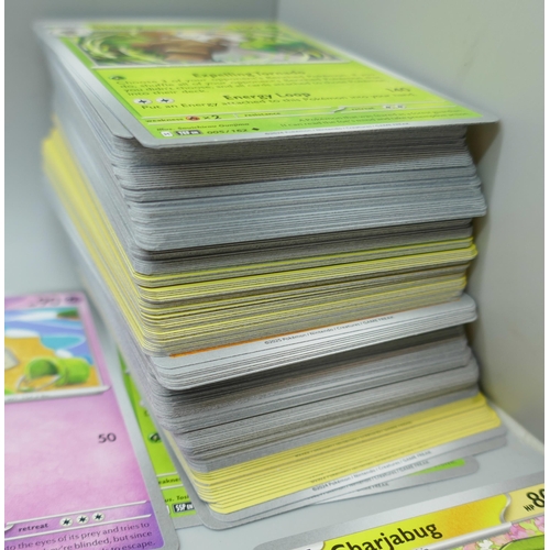 2143 - A collection of approximately 600 Pokemon cards
