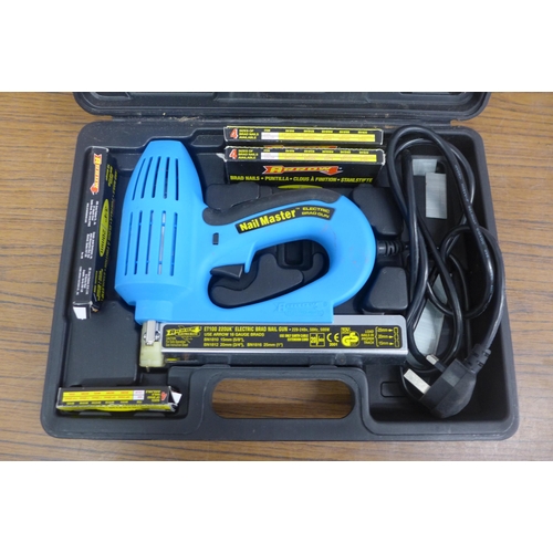 5030 - A Nailmaster ET100, 220UK electric brad nail gun set with a selection of assorted brad nails and a t... 