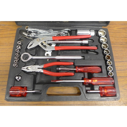 5030 - A Nailmaster ET100, 220UK electric brad nail gun set with a selection of assorted brad nails and a t... 